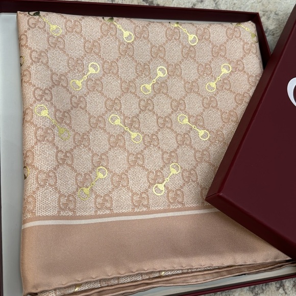 NEW AUTHENTIC GUCCI -GG PRINT WITH HORSEBIT SILK CARRÉ - Picture 16 of 17